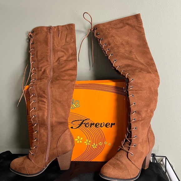 Woman’s boots not worn - Picture 1 of 3